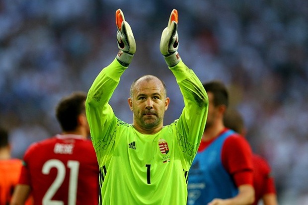 Cầu thủ già nhất: Về khoản tuổi tác, không ngôi sao nào có thể so sánh với Gabor Kiraly và Shay Given. Hai thủ thành của tuyển Hungary và Ireland vẫn đang là sự lựa chọn số một trong khung gỗ dù đã bước sang tuổi 40. Ảnh: Internet.