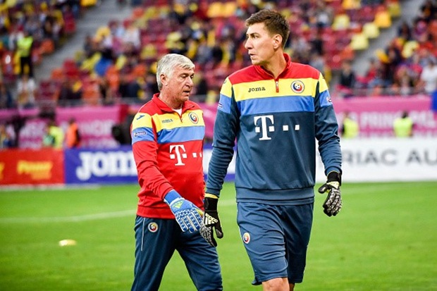 Cầu thủ cao nhất: Danh hiệu này chắc chắn thuộc về thủ thành đang chơi cho tuyển Romania và Watford, Costel Pantilimon. Anh cao 2m03, hơn 2 cm so với người xếp thứ hai là thủ môn dự bị của tuyển Anh, Fraser Forster. Ảnh: Internet.