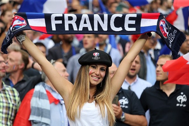 Khán đài sẽ rất khô khan nếu thiếu những cô nàng bốc lửa. Ảnh: Internet.