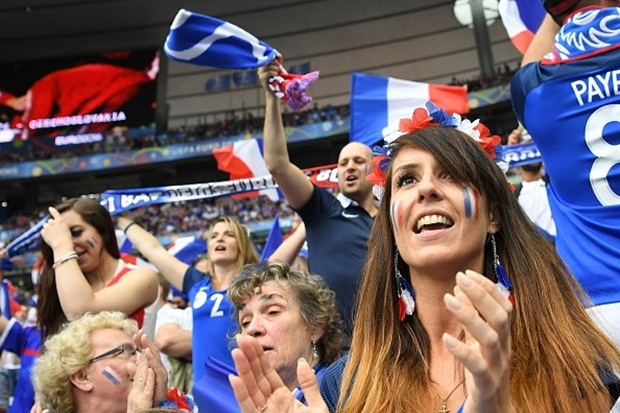 Nét duyên dáng được nhìn thấy rõ trên gương mặt một CĐV. Ảnh: Internet.