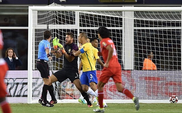 Ảnh bài viết Tuyển Brazil bao vây trọng tài khi công nhận "bàn tay của Chúa"