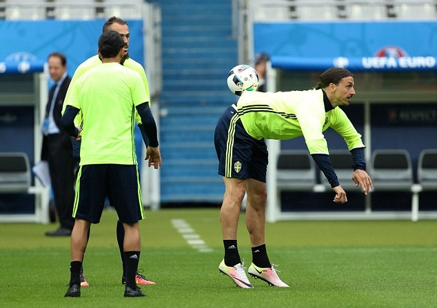 Ảnh bài viết Đồng đội "mắt tròn mắt dẹt" trước kỹ thuật giữ bóng siêu đỉnh của Ibrahimovic