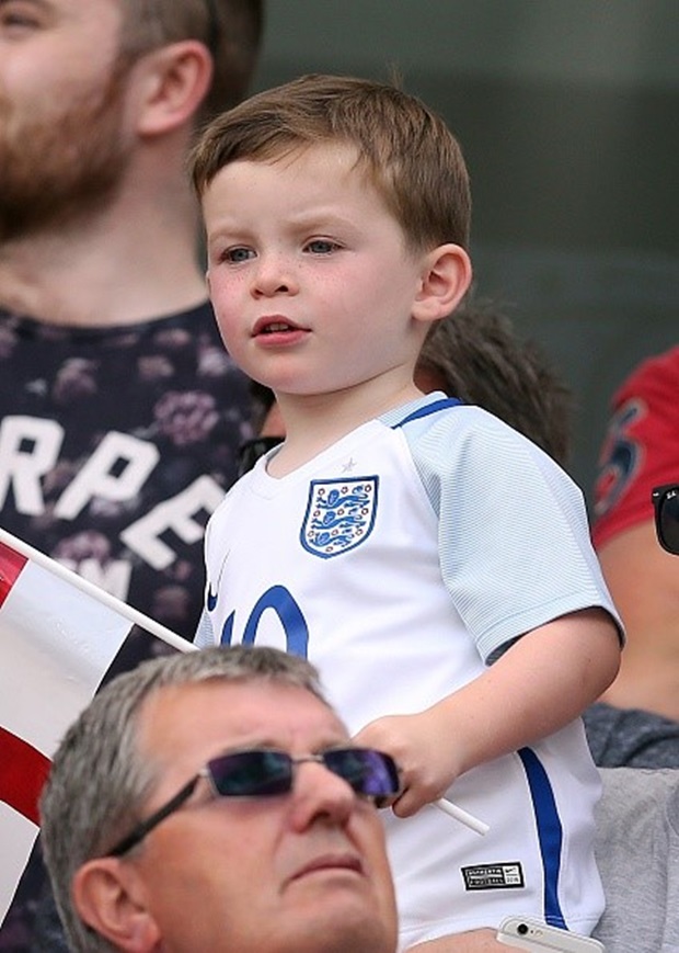Còn bé Kai Rooney, con trai thứ nhà Rooney, thì dường như còn quá ngây ngô. Em chưa hiểu lắm ông bố đang miệt mài thi đấu dưới sân. Ảnh: Internet.