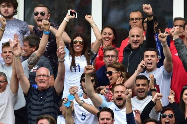 Đây là khoảnh khắc Rebekah Vardy tự hào về Jamie Vardy. Anh là người san bằng tỷ số 1-1 cho đội nhà. Rebekah Vardy ăn mừng rất phấn khích cùng các CĐV trên sân. Ảnh: Internet.