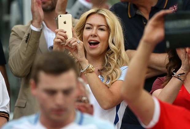 Với mái tóc vàng óng ả, Kimberly Crew cũng là một trong những WAGs rất quyến rũ tại EURO 2016 lần này. Ảnh: Internet.