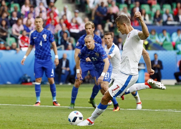 Sau khi trận đấu trở lại, CH Czech bất ngờ có bàn gỡ hòa 2-2 vào phút 90+2 nhờ pha lập công trên chấm 11m của Tomas Necid, qua đó khép lại trận cầu điên rồ trước Croatia. Ảnh: Internet.