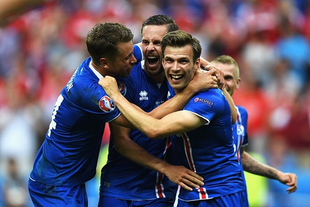 Iceland (thứ hai bảng F): Họ kết thúc vòng bảng rất thành công khi xếp trên Bồ Đào Nha. Iceland cùng được 5 điểm với đội đầu bảng Hungary nhưng kém chỉ số phụ. Tỷ lệ thắng ở vòng 1/8 là đặt 1 ăn 50. Tỷ lệ giành chức vô địch là đặt 1 ăn 100.