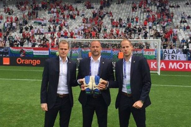 Ảnh bài viết Tuyển Hungary dùng găng tay người chết làm bùa hộ mệnh