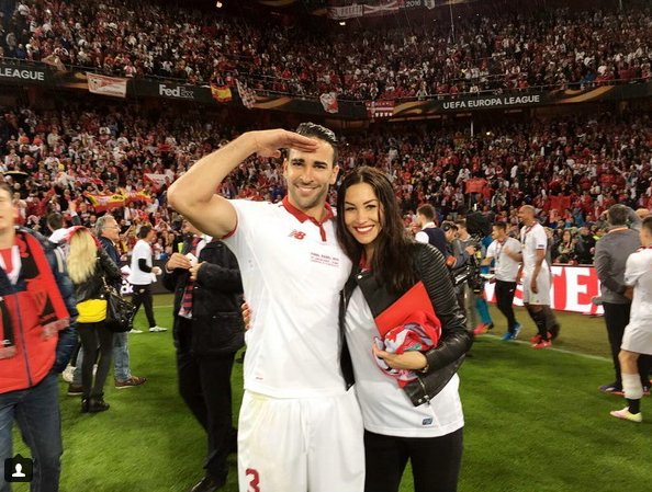 Adil Rami cùng bạn gái hơn tuổi đang chờ đón đứa con đầu lòng. Ảnh: Internet.