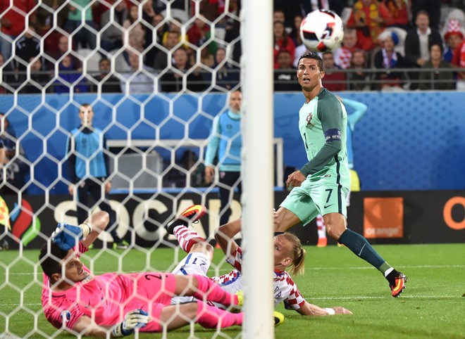 Ảnh bài viết Thích bị tra tấn, mời xem Ronaldo và Lewandowski