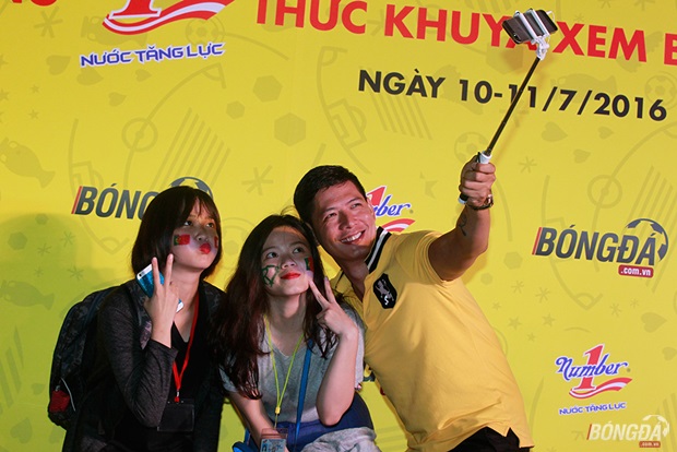 Ảnh bài viết Sinh viên ĐH Tôn Đức Thắng ghi điểm với dàn sao xem CK EURO