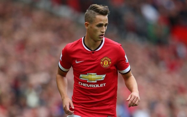 Tiền vệ trái Adnan Januzaj: Januzaj đã gửi đến Mourinho những thông điệp cho thấy anh sẽ không từ bỏ cơ hội thi đấu cho MU một cách dễ dàng. Chuyến du đấu trước thềm mùa giải sẽ quyết định việc đi hay ở của sao mai người Bỉ.