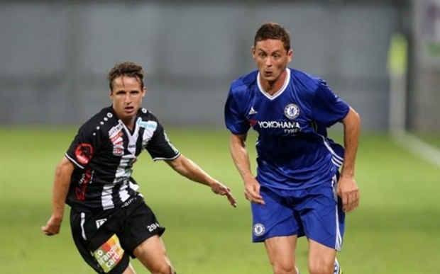 8. Nemanja Matic (15 triệu bảng): Matic bỗng nhiên trở thành người thừa tại Stamford Bridge sau sự có mặt của N'Golo Kante. Chelsea tuyên bố sẵn sàng bán ngôi sao người Serbia với giá chỉ 15 triệu bảng, nhưng chỉ cho các CLB ngoài lãnh thổ Anh.