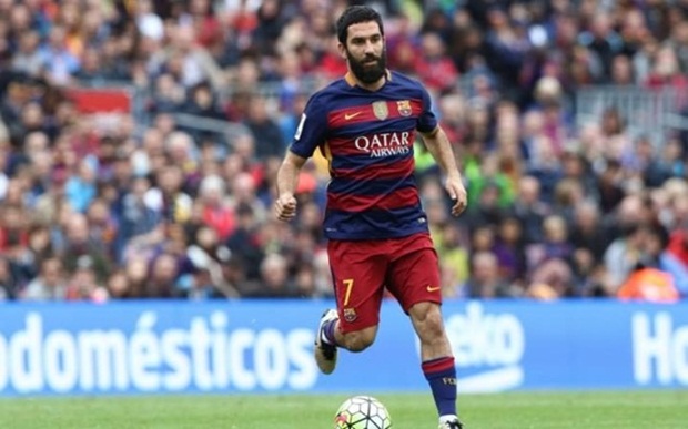 9. Arda Turan (25 triệu bảng): Bom tấn 55 triệu euro Andre Gomes đã đặt dấu chấm hết cho tương lai của ngôi sao người Thổ Nhĩ Kỳ tại Nou Camp. Tuy nhiên, có một CLB khác là Arsenal sẵn sàng trải thảm đỏ để đón Turan ngay trong hè này.
