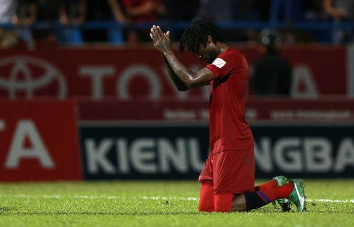 Hình ảnh phản cảm khi Fagan vái lạy trọng tài Võ Minh Trí khi Hải Phòng của anh thua Than Quảng Ninh. Ảnh: Internet.