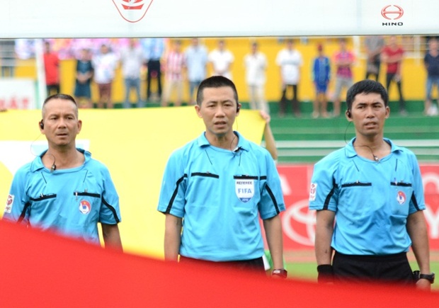Những trọng tài ở V-League càng ngày càng nhận được nhiều hỗ trợ nhưng không thể giảm thiểu sai sót. Ảnh: Nguyễn Đăng.