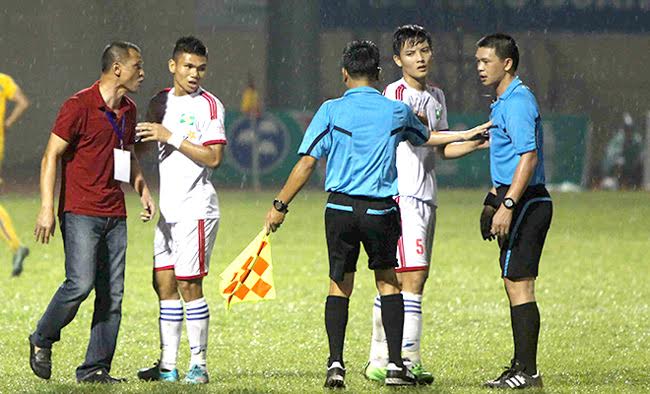 ...và như thế này không hiếm ở V-League. Ảnh: Internet.