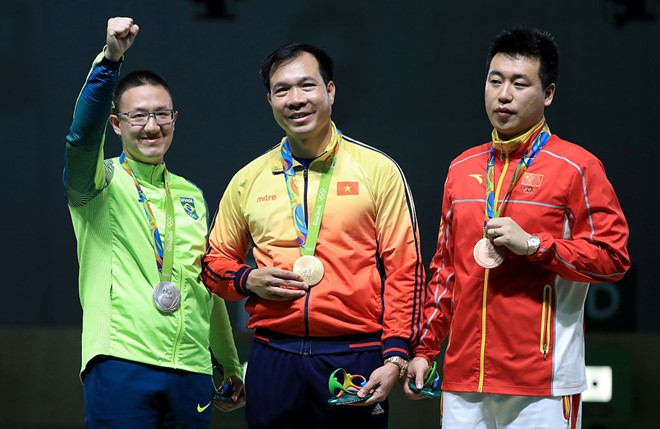 Hoàng Xuân Vinh (giữa) tạo nên lịch sử với HCV Olympic. Ảnh: Internet.