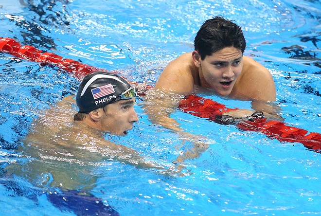 Schooling (trên) hạ Michael Phelps ở nội dung 100 m bướm. Ảnh: Internet.