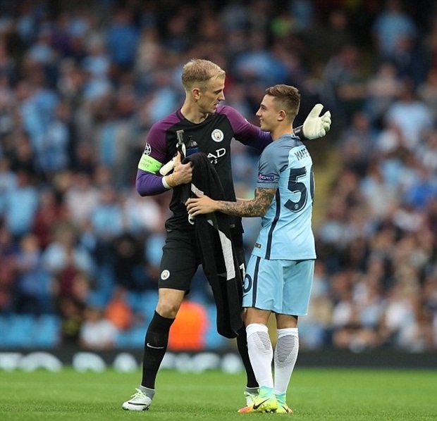 Những ngày gần đây, giới truyền thông Anh đưa tin, Joe Hart mâu thuẫn với HLV Pep Guardiola, nên khả năng anh ra đi trước khi kỳ chuyển nhượng hè 2016 đóng cửa là rất cao. Tương lai của Joe Hart càng trở nên rõ ràng hơn khi Man City chiêu mộ Claudio Bravo từ Barca với giá hơn 17 triệu bảng. Trong trận đấu tại Etihad, Joe Hart được trao băng thủ quân. Đây có thể là trận cuối cùng của anh ở sân vận động này trong màu áo Man xanh. Ảnh: Internet.