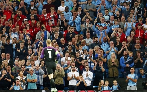 Trong hiệp 1, Joe Hart thực hiện chính xác 100% những pha chuyền bóng cho đồng đội. Mỗi khi anh phát bóng lên, CĐV Man City lại vỗ tay tán thưởng thủ môn người Anh. Ảnh: Internet.
