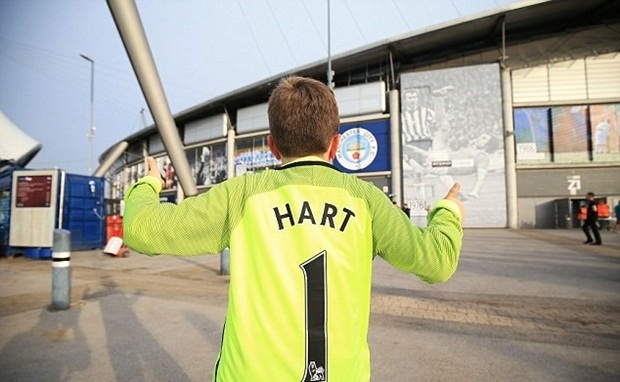 Sau khi trận đấu khép lại, Joe Hart vẫy tay chào CĐV Man xanh. Hành động trên cho thấy ngày anh chia tay đội bóng vùng Eastlands không còn xa. Ảnh: Internet.