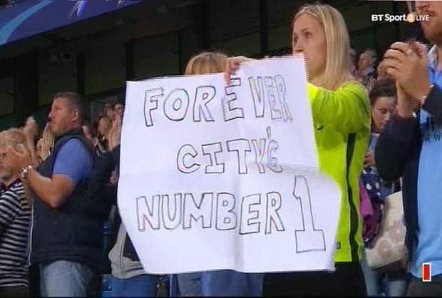 CĐV Man City xem Joe Hart là thủ môn số một của đội bóng. Tuy nhiên, những hành động trên của họ vẫn rất khó cứu vãn tương lai của anh, bởi sự bất đồng giữa Joe Hart và Pep Guardiola là rất lớn. Ảnh: Internet.