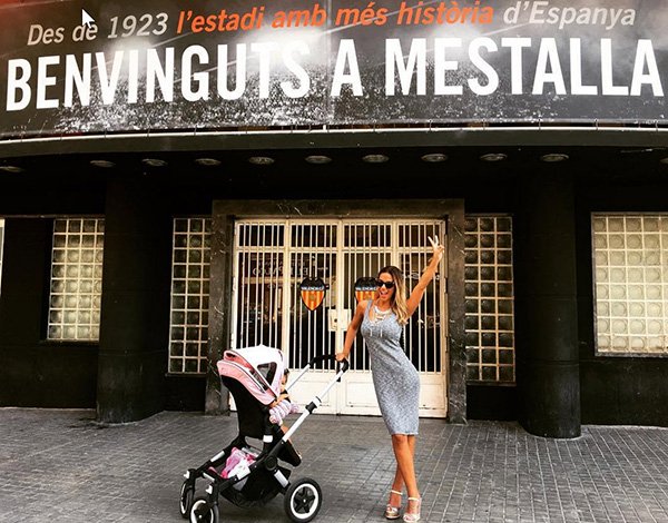 Tamara và con gái ở trước văn phòng Valencia. Ảnh: Internet.