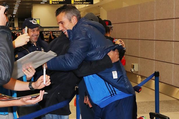 Anh dành cho 1 CĐV cái ôm đầy tình cảm. Van Persie ghi 58 bàn trong 105 trận khoác áo MU. Ảnh: Internet.
