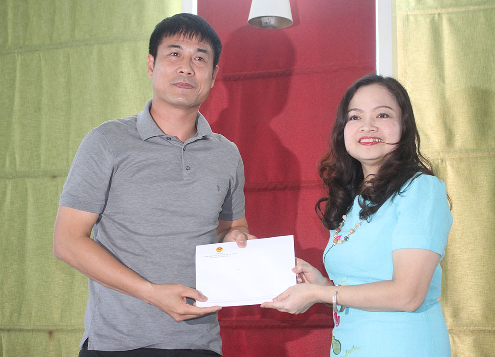 Đại sứ quán Việt Nam tại Myanmar, Luận Thùy Dương tặng quà ĐT Việt Nam. Ảnh: Đình Viên.