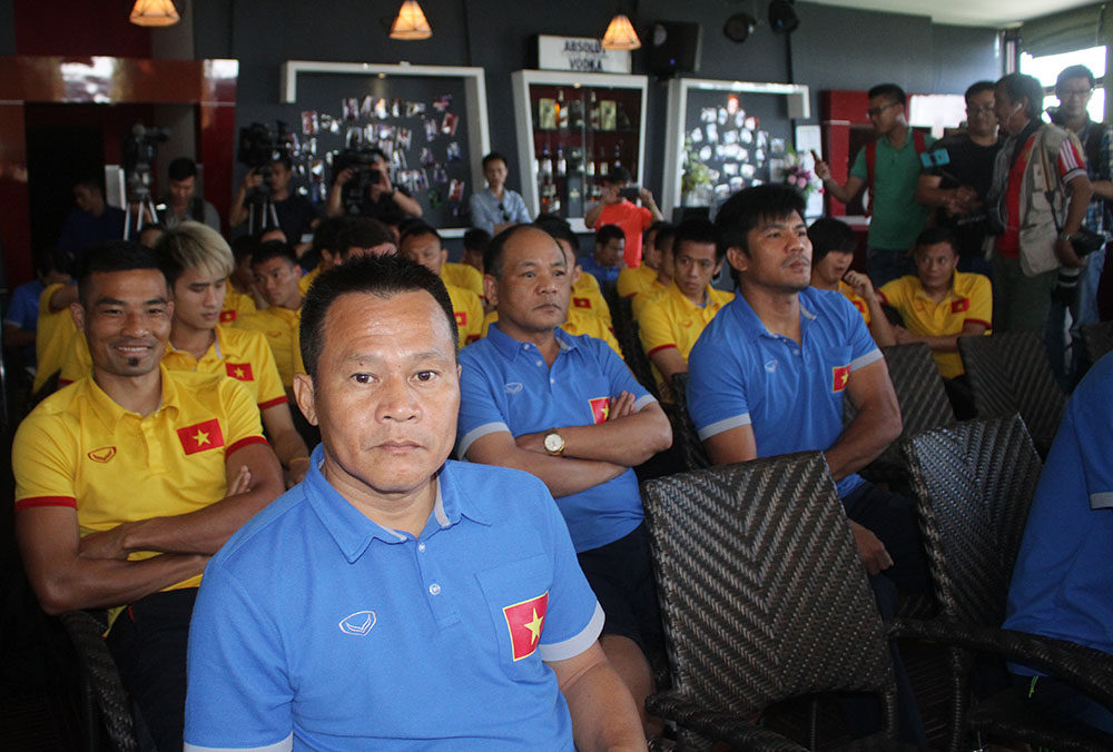 Ban huấn luyện thành viên ĐT Việt Nam dự buổi gặp mặt. Ảnh: Đình Viên.