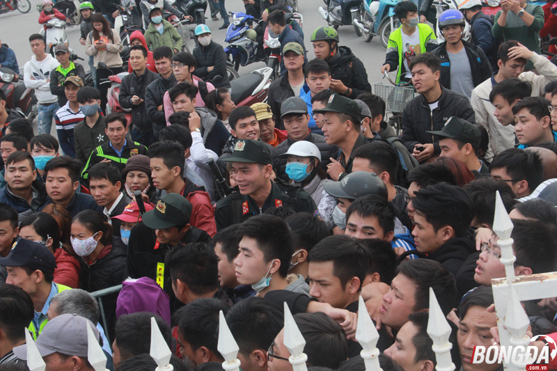 "Biển người" xếp hàng trước sân Mỹ Đình mua vé trận bán kết lượt về ĐT Việt Nam gặp - Indonesia. Ảnh: Thanh Chương.