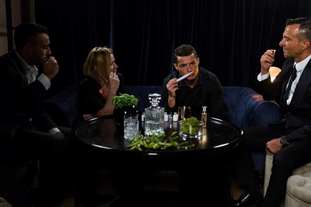 Siêu sao người Bồ Đào Nha tỏ ra vô cùng nghiêm túc trong việc điều chế mùi hương cho loại nước hoa mới. Thậm chí, anh còn nhờ đến sự tư vấn của hai người bạn thân là Ricky Regufe (ngoài cùng bên trái) và siêu cò Jorge Mendes.