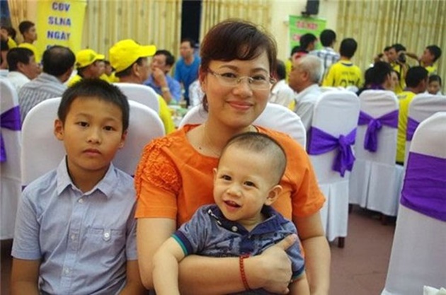 Chị Thủy và hai con trai luôn mong HLV Hữu Thắng thành công.