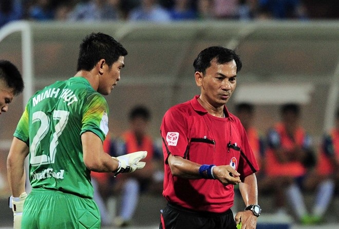 Thủ thành Minh Nhựt về chuyên môn không tồi, nhưng anh có thể phải trả giá bằng cả sự nghiệp của mình vì hùa theo đồng đội. Ảnh: Quốc Bảo.