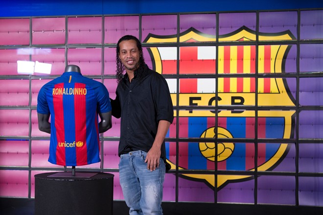 Ronaldinho làm đại sứ cho Barca. Ảnh: Getty Images.