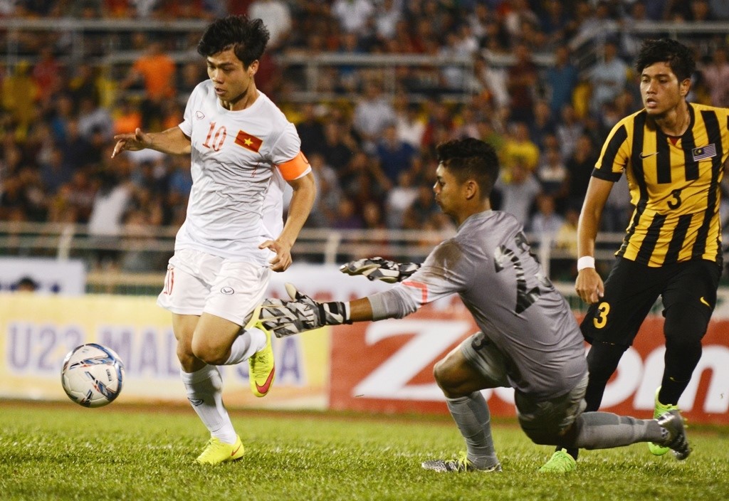 U23 Việt Nam (áo trắng) sẽ sớm biết các đối thủ tại vòng loại U23 châu Á 2018.