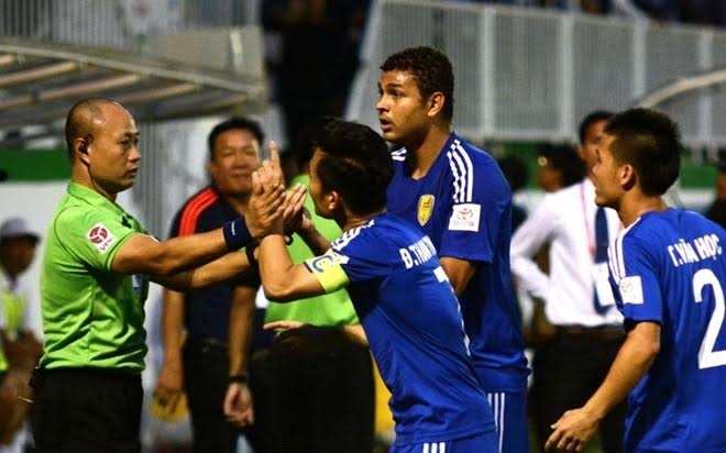 Giới cầm còi bị sốc trước lời công kích cay nghiệt của ông Lê Nguyên Hồng.