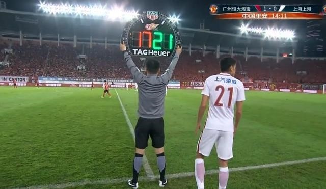 Cầu thủ trẻ Zhang Huachen chỉ đá có 15 phút trước khi được rút ra sân.