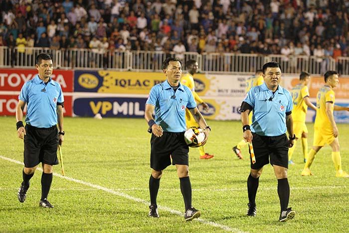 Tổ trọng tài trận HAGL- Thanh Hoá bị "tiền trảm, hậu tấu"