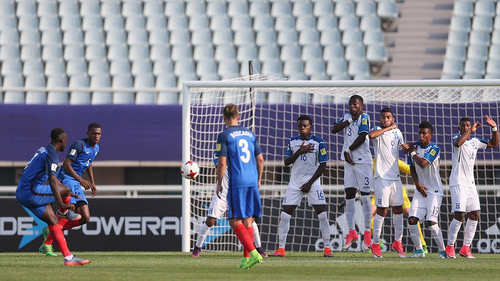 U20 Honduras (áo trắng) vẫn chưa có điểm nào.