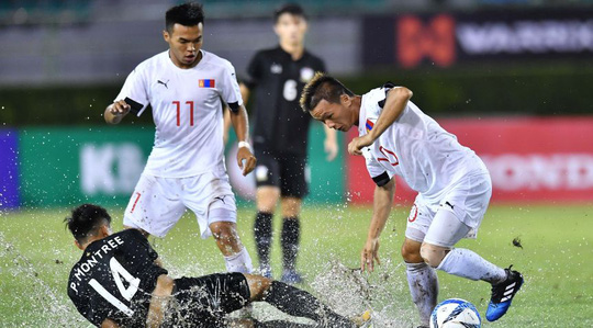 U22 Thái Lan đã trải qua một cơn ác mộng thực sự khi phải thi đấu trên một mặt sân đầy nước ngay tại thủ đô Bangkok, Thái Lan.