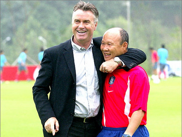 HLV Park Hang-seo (trái) và HLV Guus Hiddink tại World Cup 2002 trên đất Hàn Quốc.
