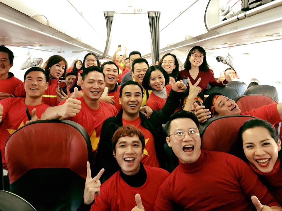Hoàng Bách cùng dàn nghệ sỹ Việt háo hức trên chuyến bay sang Trung Quốc "tiếp lửa" U23 Việt Nam. Ảnh: FBNV.