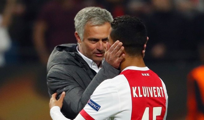 HLV Jose Mourinho rất muốn chiêu mộ Justin Kluivert.
