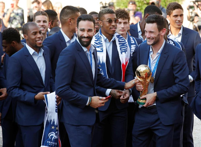 Adil Rami có bộ râu ria mép theo các đồng đội rất may mắn. Ảnh: Reuters.