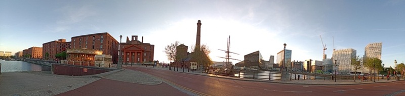 Albert Dock trong một buổi chiều nắng ấm, nhìn từ ngoài cổng chính
