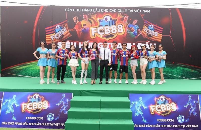 Hàng loạt gương mặt nổi tiếng và các cựu cầu thủ cũng góp mặt