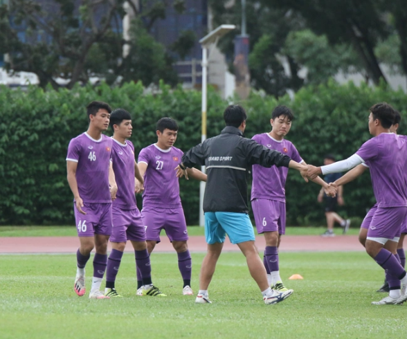 Buổi tập của tuyển Việt Nam chủ yếu dành cho nhóm cầu thủ ít và chưa thi đấu. HLV Park muốn các học trò còn lại duy trì thể lực và trạng thái để sẵn sàng ra sân nếu được thay thế. Ảnh: VFF.
