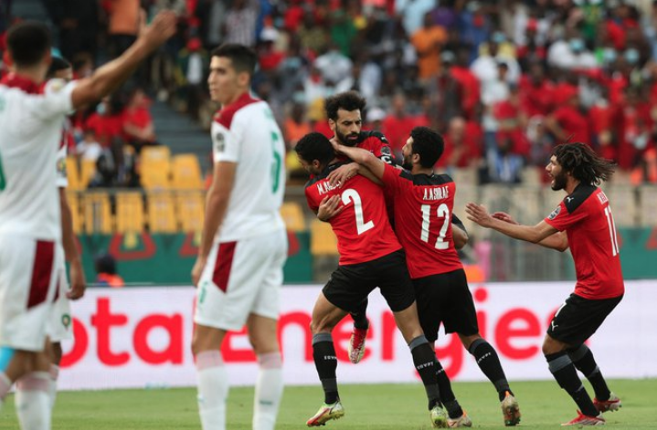 Trận đấu trên sân Ahmadou Ahidjo trở thành show diễn của riêng Mohamed Salah. Anh tỏa sáng với một bàn thắng cùng một pha kiến tạo giúp Ai Cập vượt qua Morocco. Kết thúc hai hiệp thi đấu chính thức, tuyển Ai Cập và Morocco hòa 1-1, điều này buộc họ phải bước vào 30 phút của hiệp phụ.